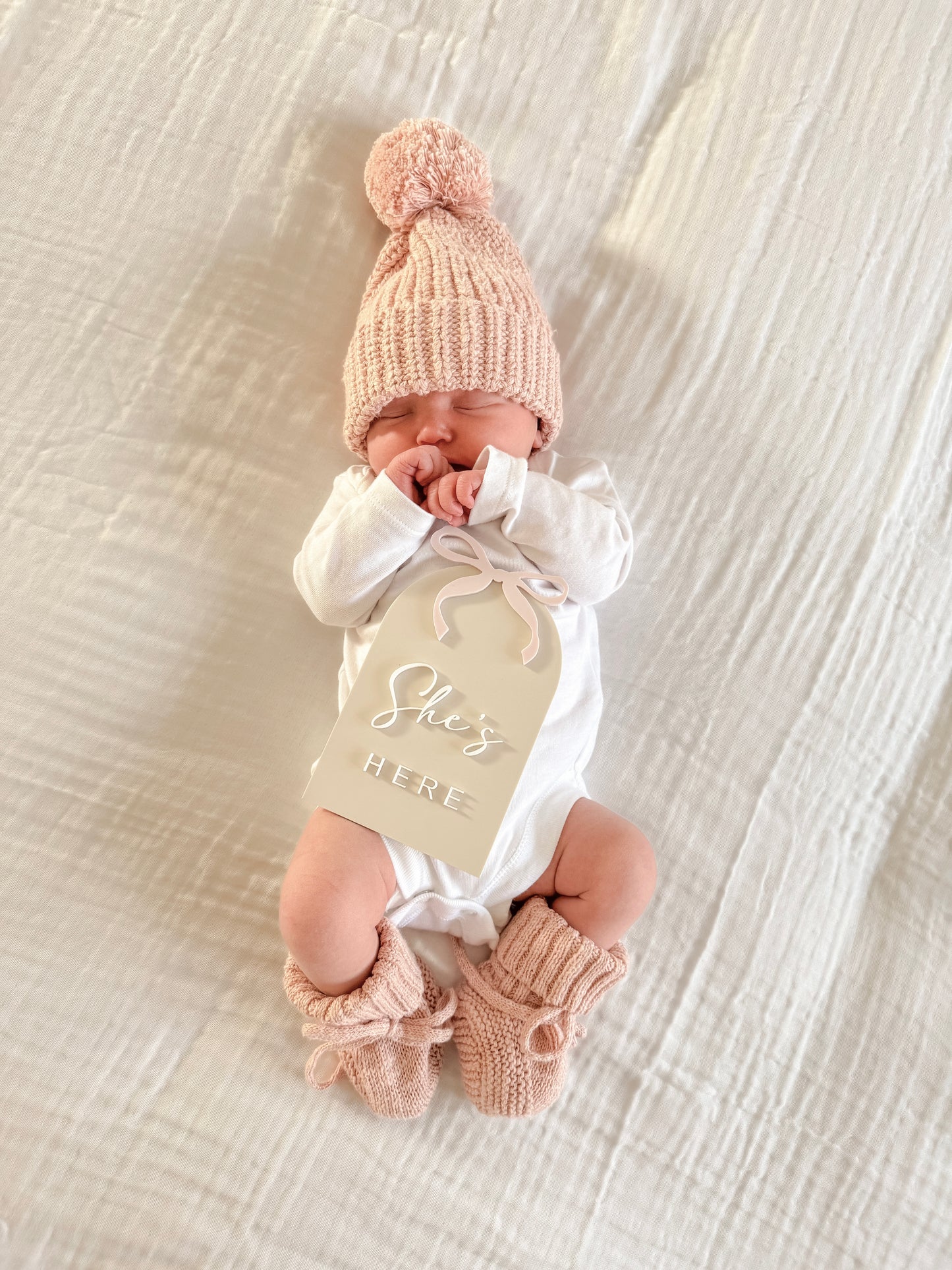 Announcement Plaque | ‘She’s Here’ Bow Arch Design