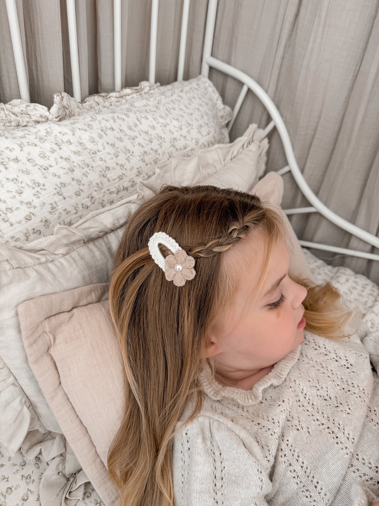 Daisy Pearl Clip | Soft Tan