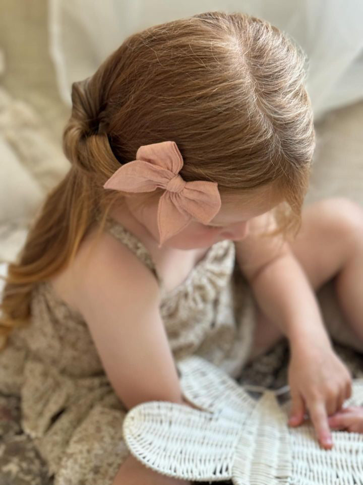 Petite Fable Bow | Rose Muslin