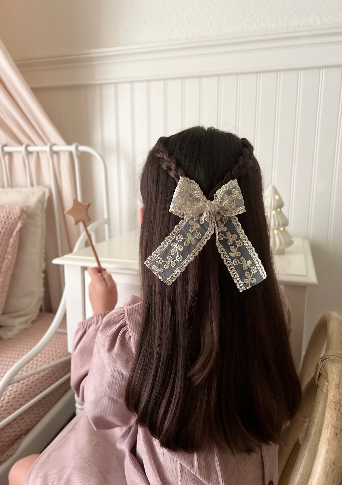 Longtail Bow | Golden Lace