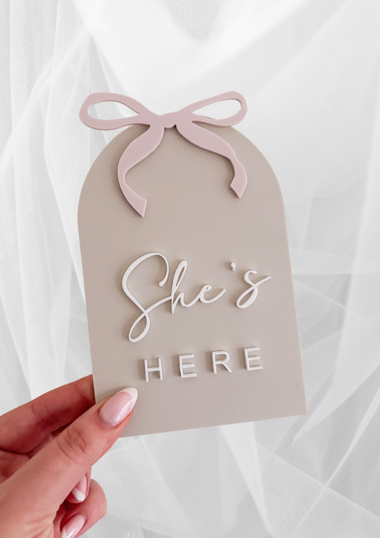 Announcement Plaque | ‘She’s Here’ Bow Arch Design