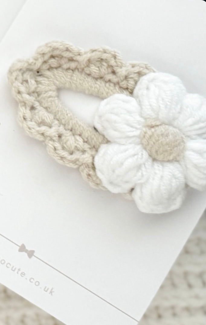 Crochet Clip | Oat Frill Flower