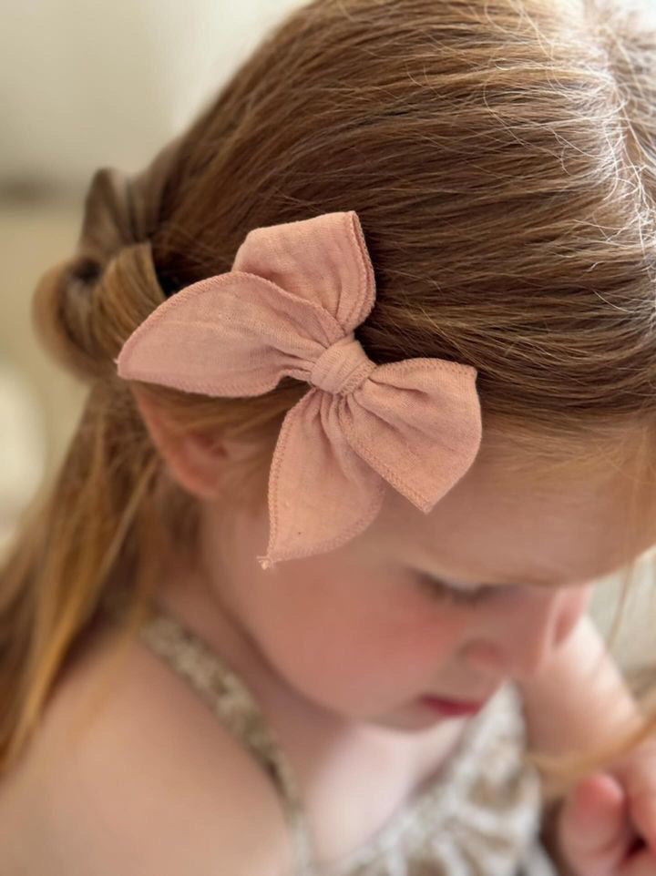 Petite Fable Bow | Rose Muslin